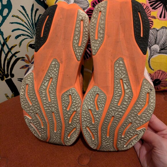 Women's New Balance FuelCell Rebel v4, Hot Mango/Angora/Black Size 10 - Picture 2 of 4